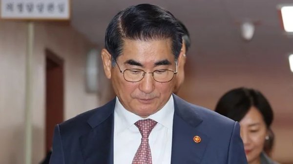 正规炒股配资网站 韩国总统府被搜查！前国防部长在拘留所卫生间用衣服结绳企图自杀！韩警察厅厅长被逮捕